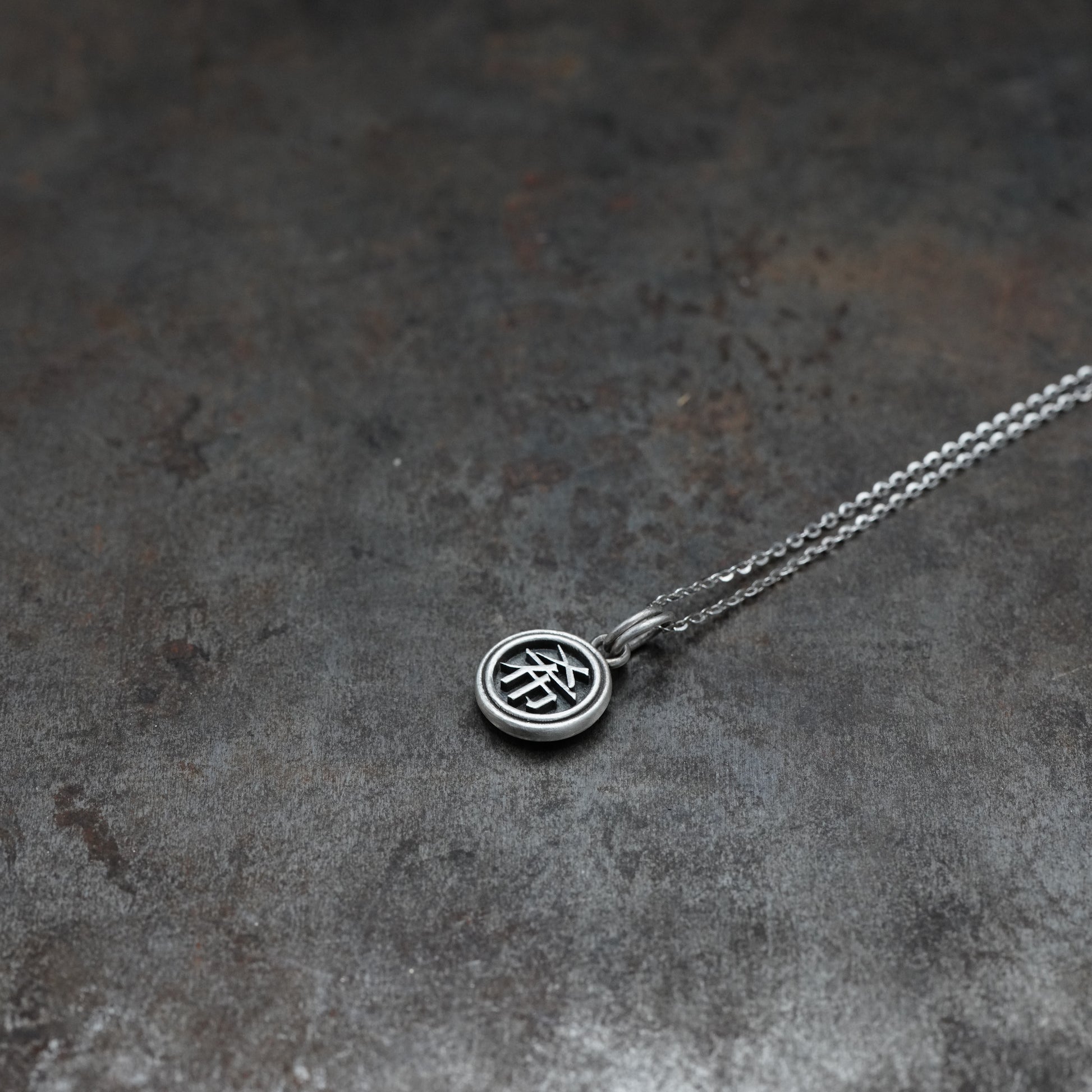 「牌」- 10mm necklace