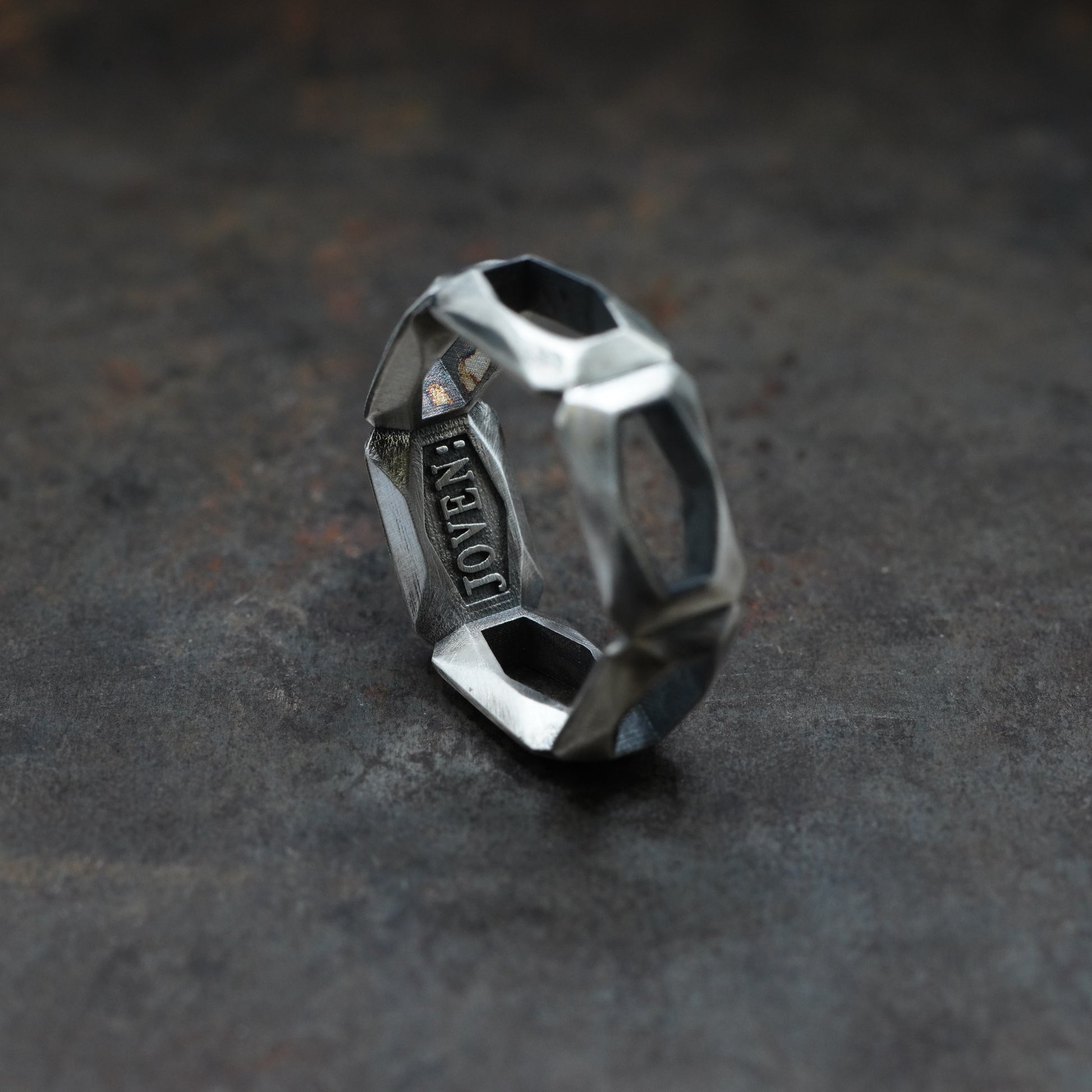 Links- [C-EmeraldCut, SV , Ring]