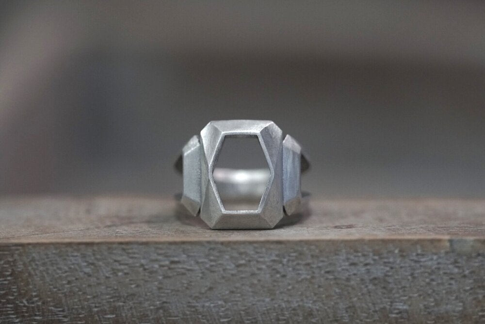 Links- [L-EmeraldCut, SV , Ring]