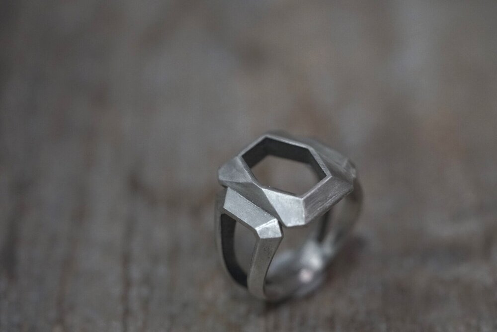 Links- [L-EmeraldCut, SV , Ring]