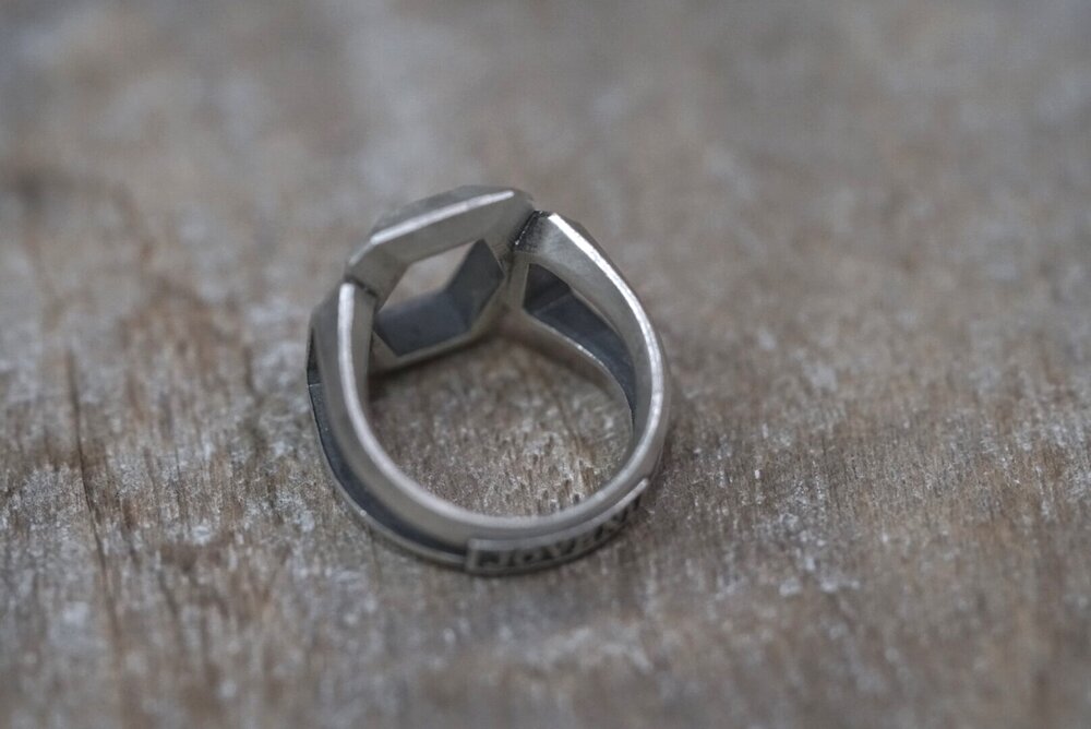 Links- [L-EmeraldCut, SV , Ring]